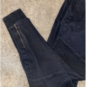 A5 - 255 Mod On Trend black zipper and textured jeans size SMALL